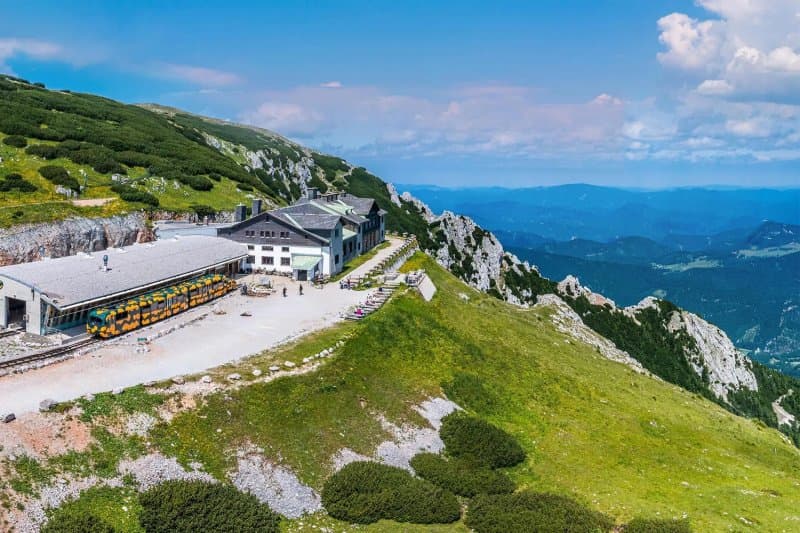 Vláčikom na horu Schneeberg, slávne buchty a mestečko Wiener Neustadt