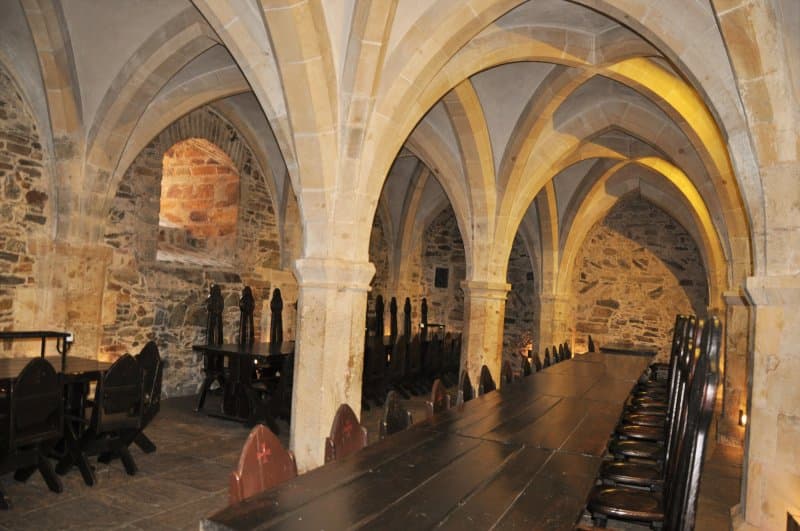 Tajomný Báthoryčkin hrad Lockenhaus a historické vínne pivničky