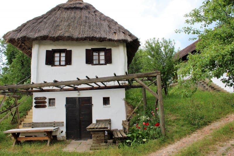 Tajomný Báthoryčkin hrad Lockenhaus a historické vínne pivničky