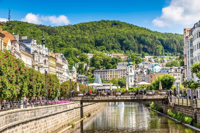 Slávne Karlove Vary - Becherovka, kúpele, skláreň, záhadný zámok