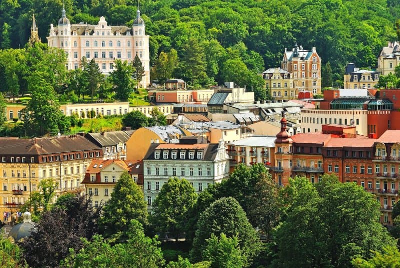 Slávne Karlove Vary - Becherovka, kúpele, skláreň, záhadný zámok