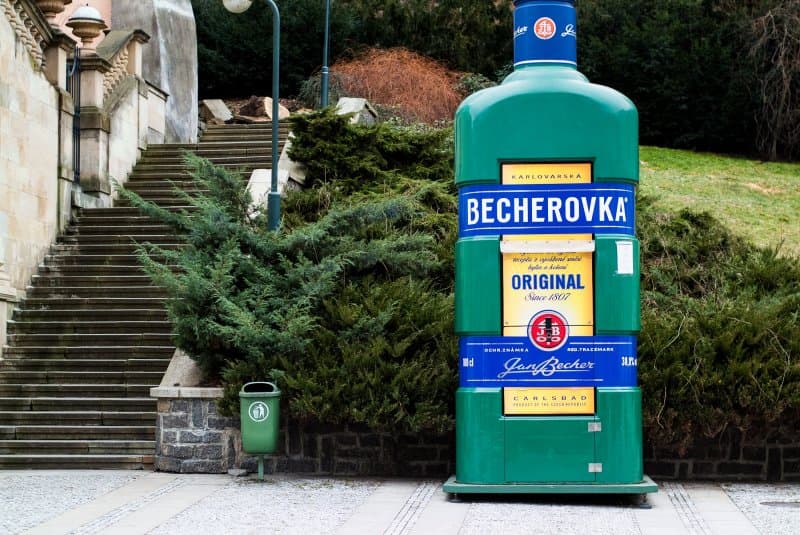 Slávne Karlove Vary - Becherovka, kúpele, skláreň, záhadný zámok