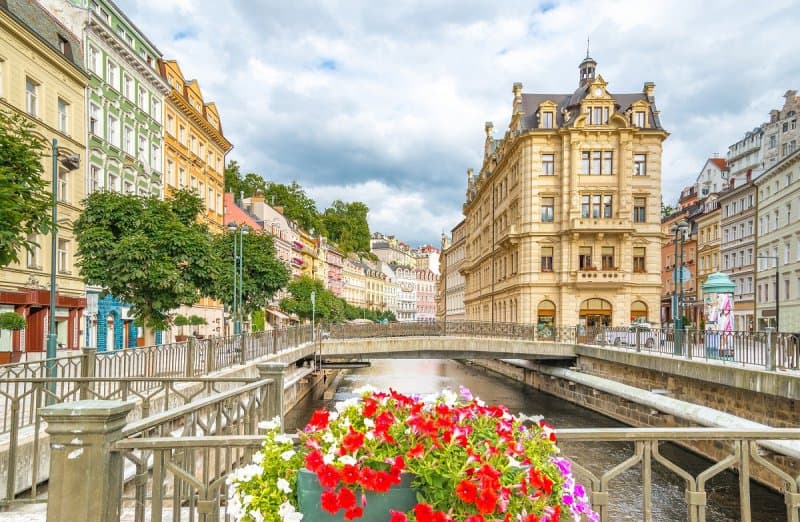 Slávne Karlove Vary - Becherovka, kúpele, skláreň, záhadný zámok