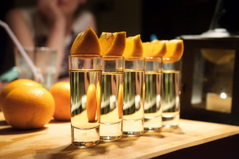 Slávne Karlove Vary - Becherovka, kúpele, skláreň, záhadný zámok