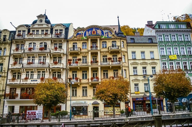 Slávne Karlove Vary - Becherovka, kúpele, skláreň, záhadný zámok
