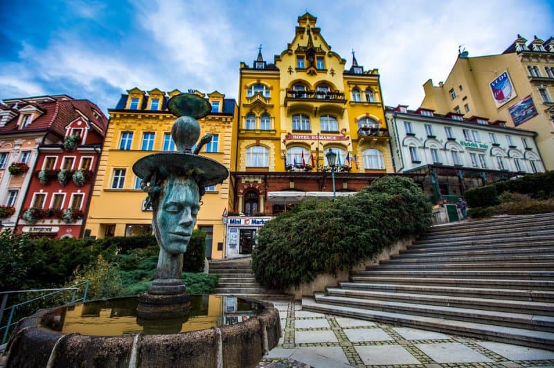 Slávne Karlove Vary - Becherovka, kúpele, skláreň, záhadný zámok