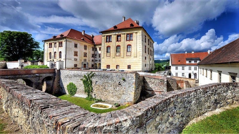 Zámok Kunštát, psí cintorín, jaskyňa Blanických rytierov a rozhľadňa