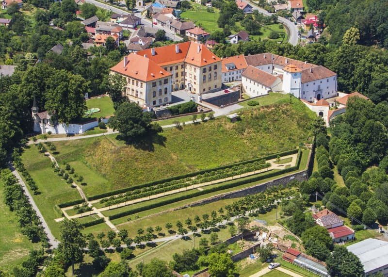 Zámok Kunštát, psí cintorín, jaskyňa Blanických rytierov a rozhľadňa