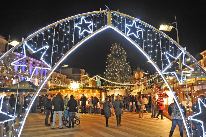 Advent na jazere Traunsee, vodný zámok Orth, kláštor a Sankt Pölten