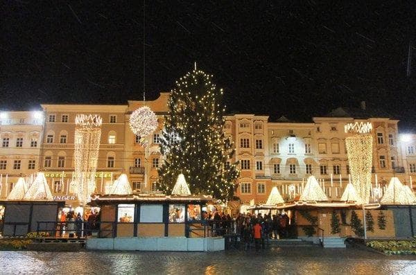 Rakúske mesto Vianoc Steyr a adventný Linz