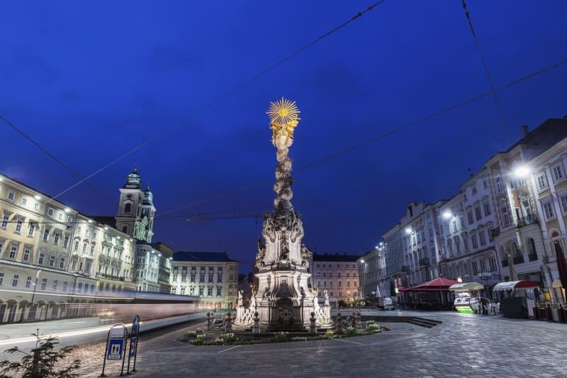 Rakúske mesto Vianoc Steyr a adventný Linz
