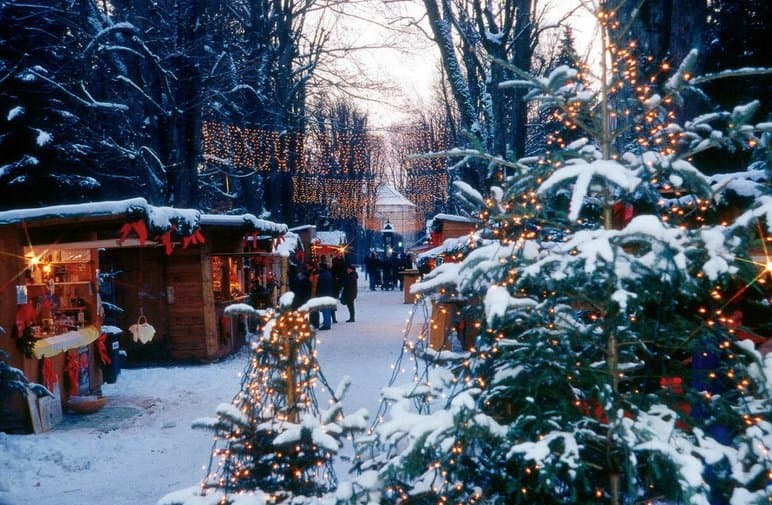 Rakúske mesto Vianoc Steyr a adventný Linz