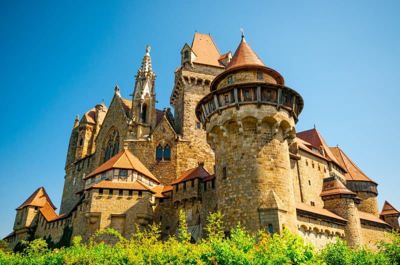 Romantický zámok Kreuzenstein a raj vína v Poysdorfe