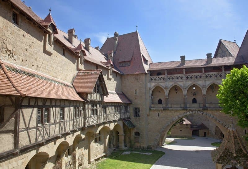 Romantický zámok Kreuzenstein a raj vína v Poysdorfe