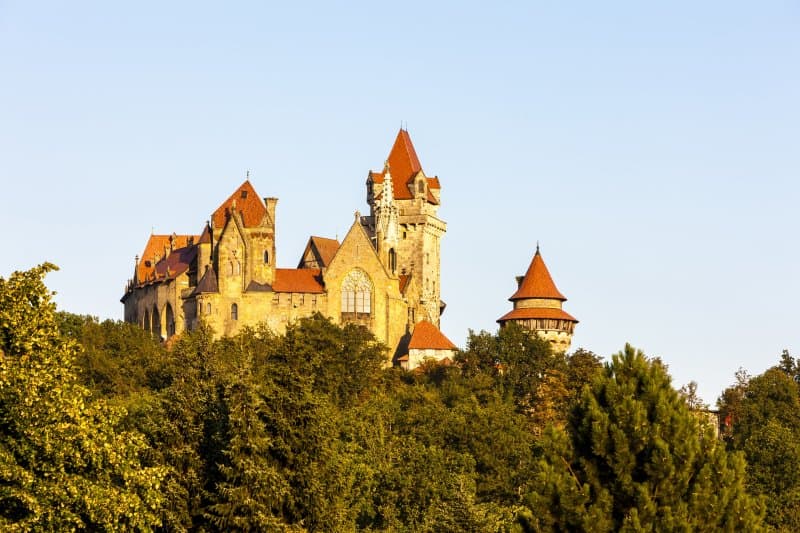 Romantický zámok Kreuzenstein a raj vína v Poysdorfe