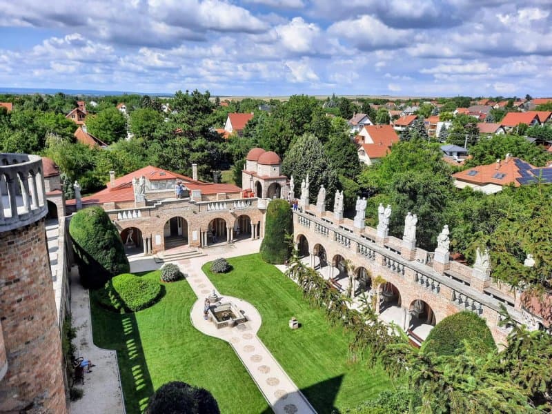 Hrad vrúcnej lásky Bory-vár a kráľovský Stoličný Belehrad