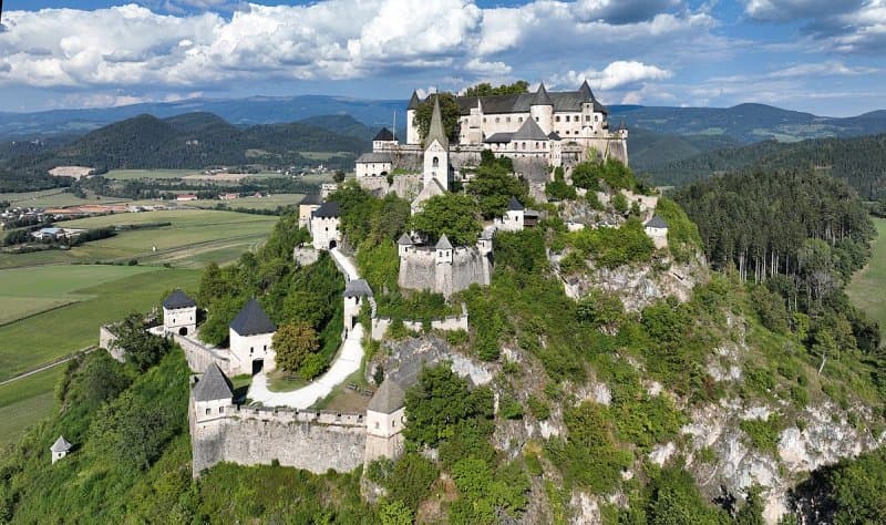 Jazero Wörthersee, obľúbené miesto rakúskej smotánky a hrad Hochosterwitz