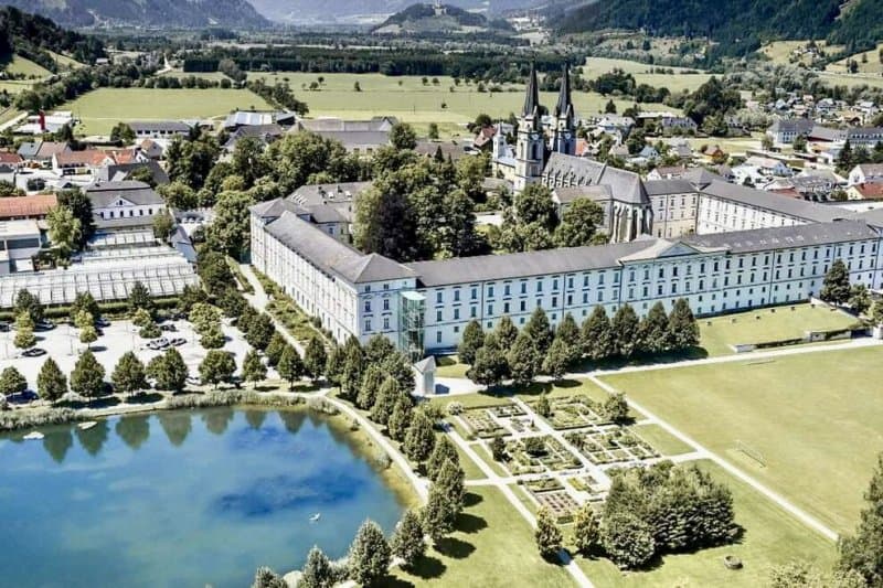 Magické jazero Gruner See,  Graz, tiesňavy, vodopády a unikátna knižnica