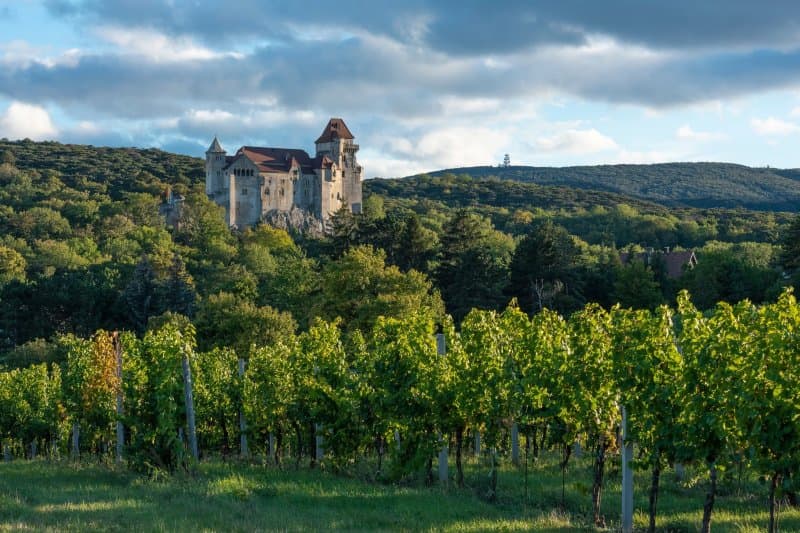 Majestátny hrad Lichtenstein a pôvabné mestečko Perchtolsdorf