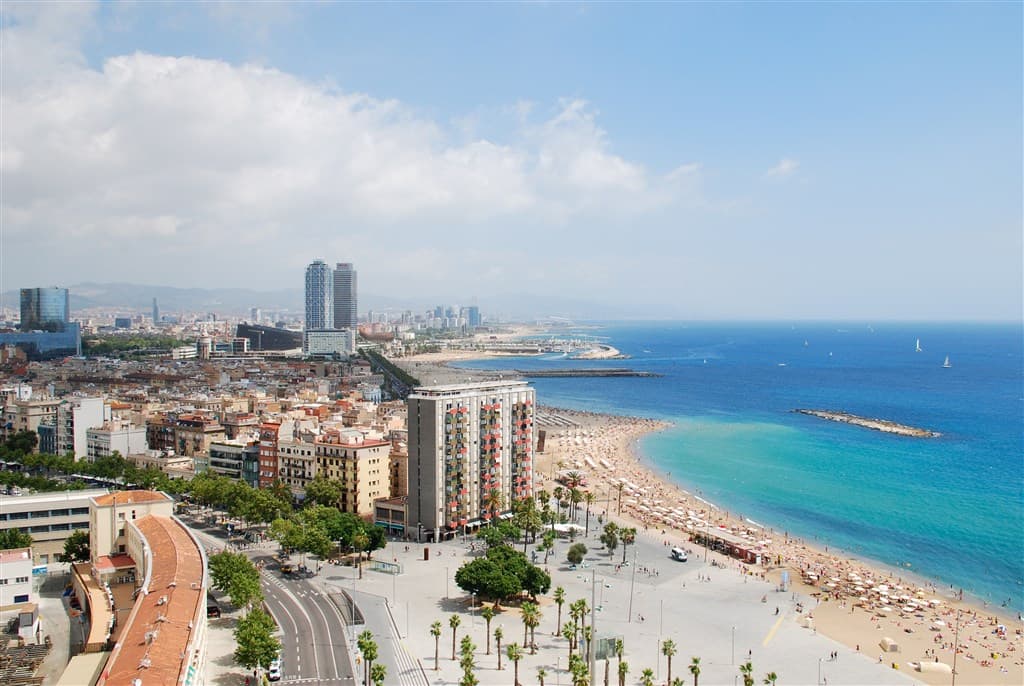 Barcelona s pobytom pri mori - Pohľad z výšky na more a ostrov