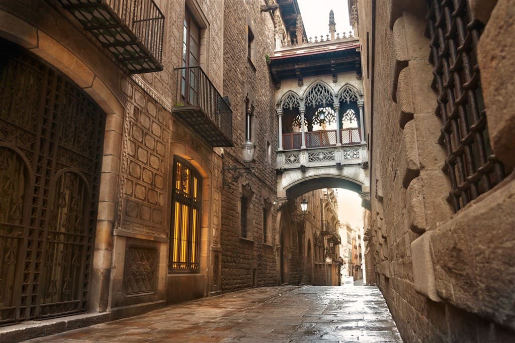 Barcelona s pobytom pri mori - ulice mesta