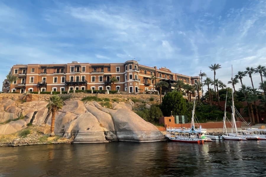 Hotel Old Cataract v Asuáne a feluky na Níle.