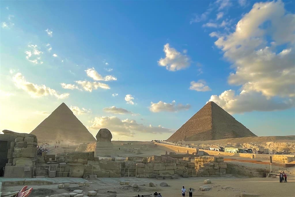 Pyramídy v Gíze a sfinga