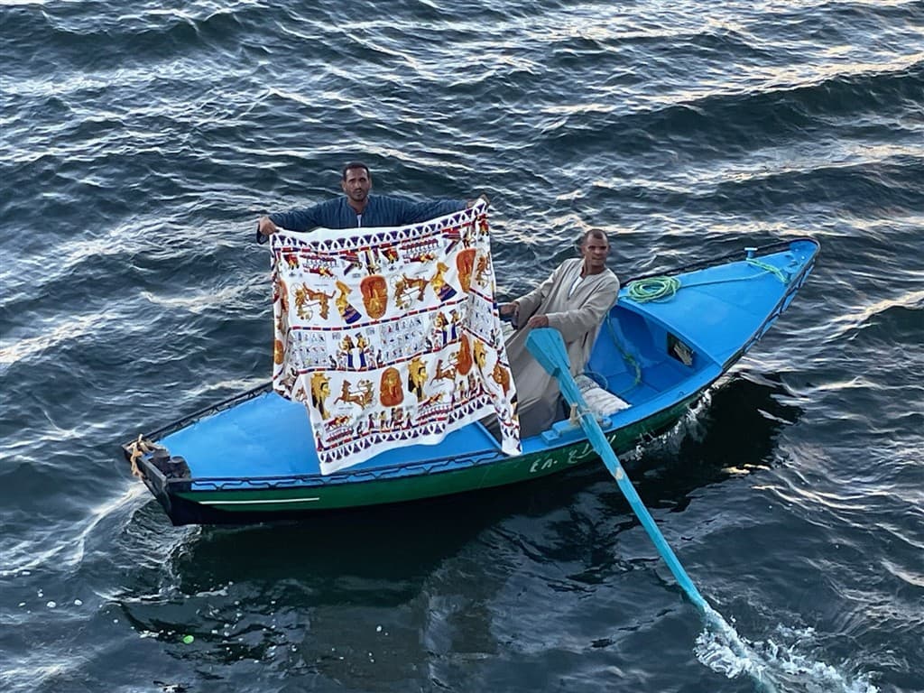 Predajcovia na modrom člne na Níle