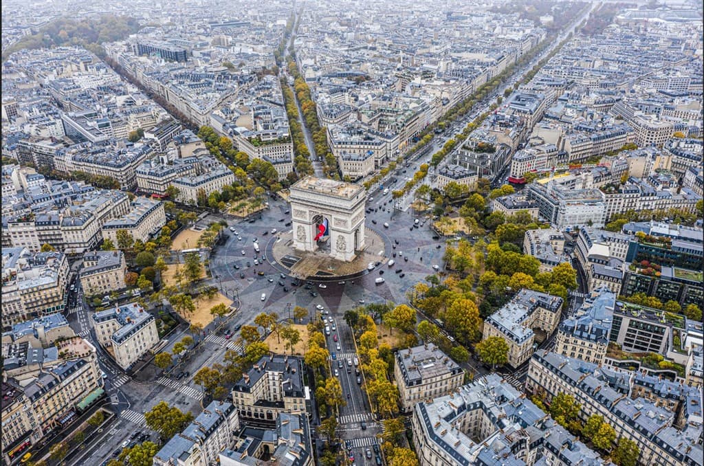 Potulky Parížom LET