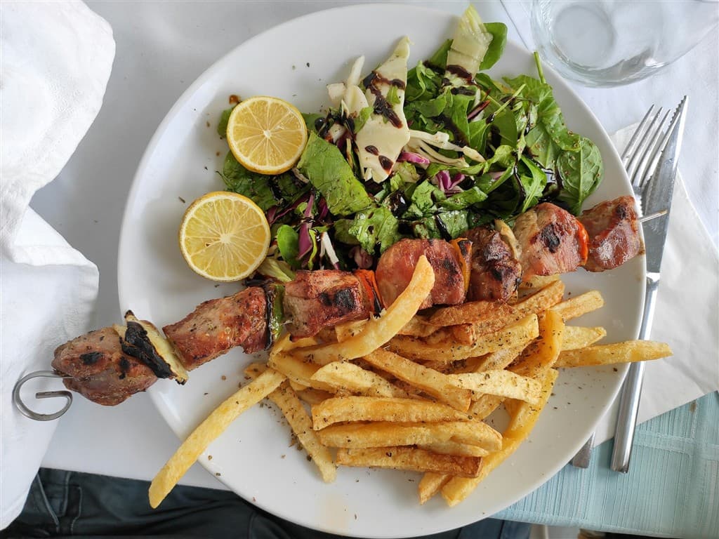 Souvlaki - mäso, šalát a hranolky.