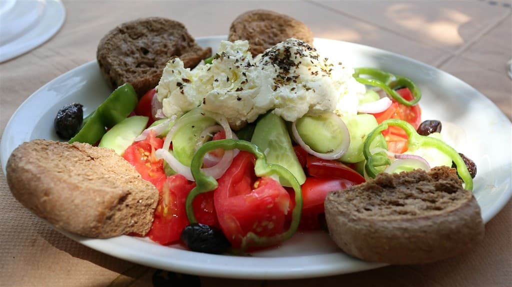 Grécky šalát s paradajkami, uhorkou a feta syrom.