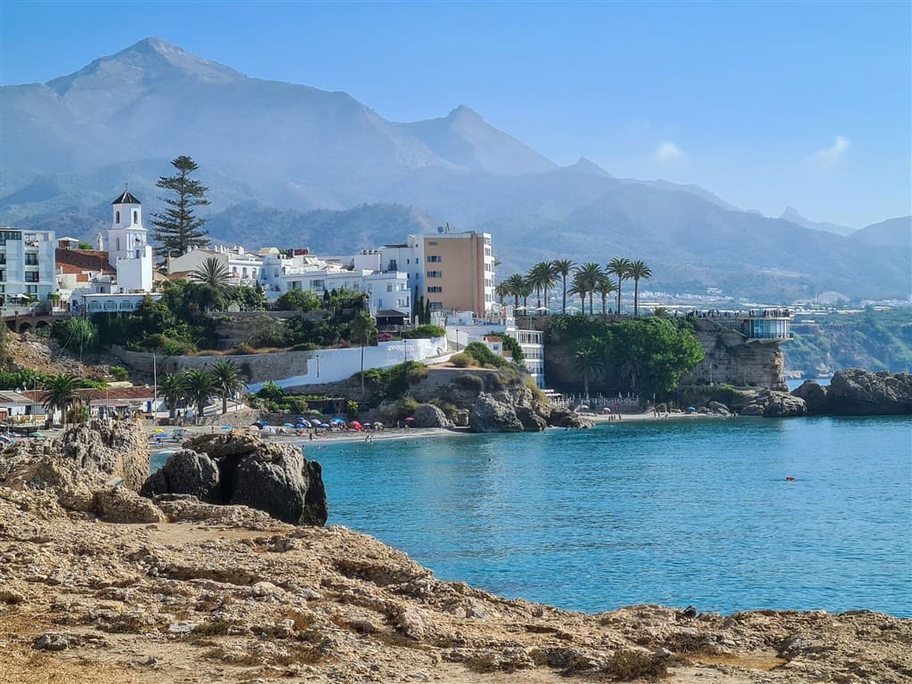 Pláž a hory v pozadí pri Plaza Balcón de Europa, Nerja