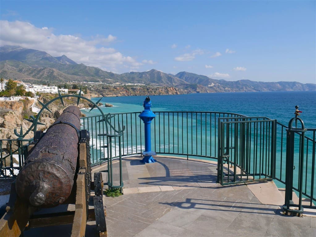 Delo a vyhliadka Plaza Balcón de Europa, Nerja.