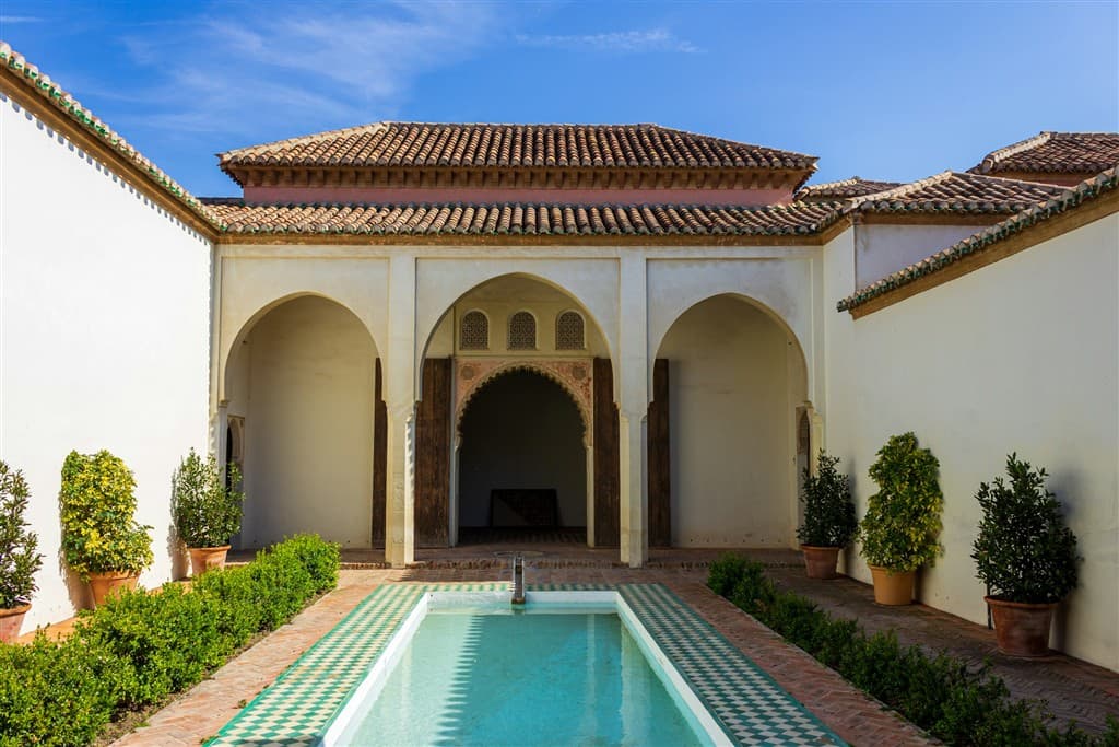 Bazén a historická budova Alcazaba v Malage. Andalúzia.