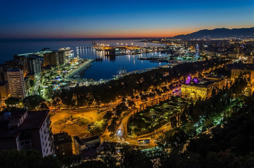 Vysvietené mesto a prístav Malaga.