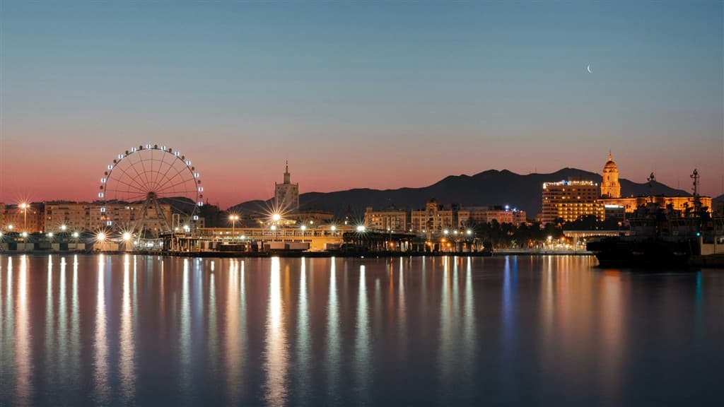 Večerné mesto Malaga a prístav.
