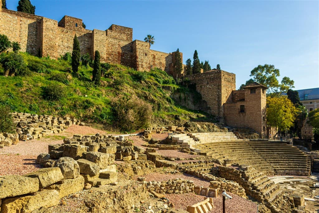 Antické divadlo a hrad Alcazaba v Malage.