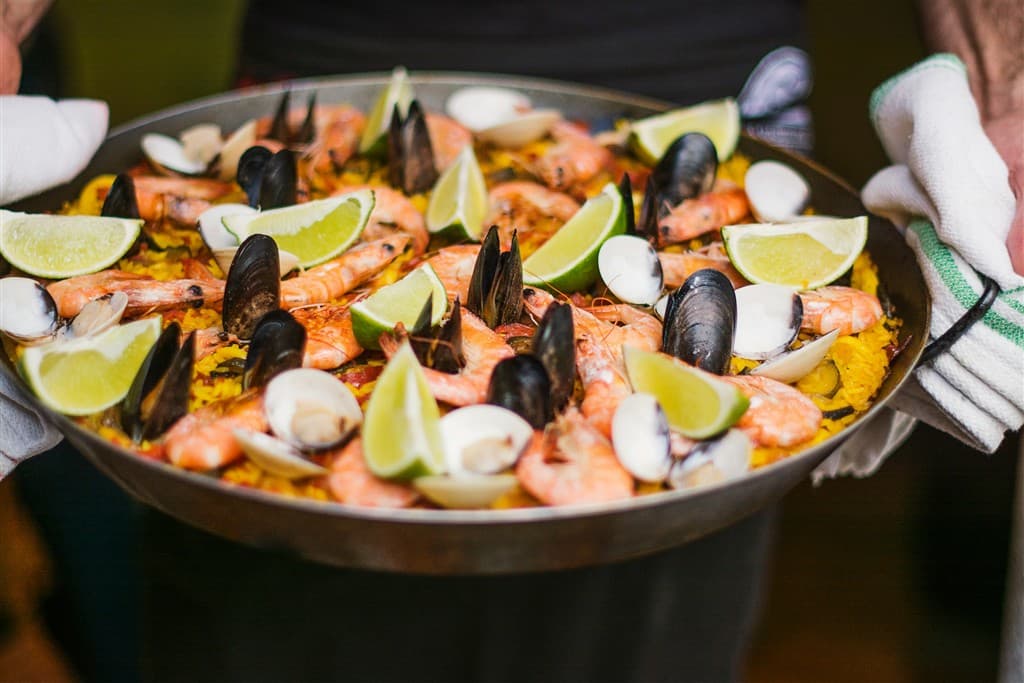 Mušle, citróny a ryža - paella.