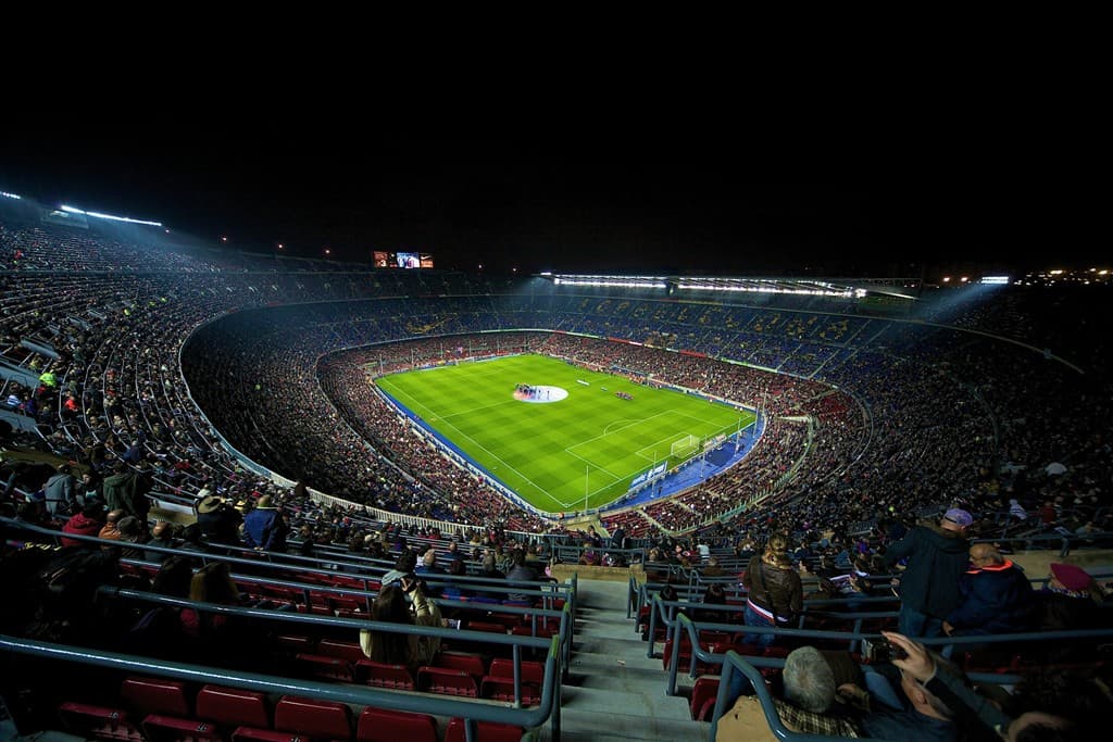 Štadión Camp Nou v Barcelone a hostia na sedadlách.