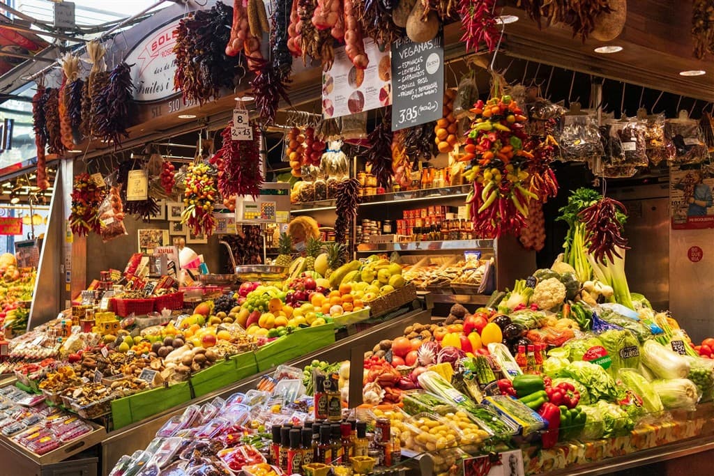 Trhovisko s ovocím, zeleninou na ulica La Rambola v Barcelone.
