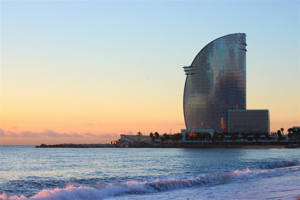 Hotel W a pláž Barceloneta v Barcelone.