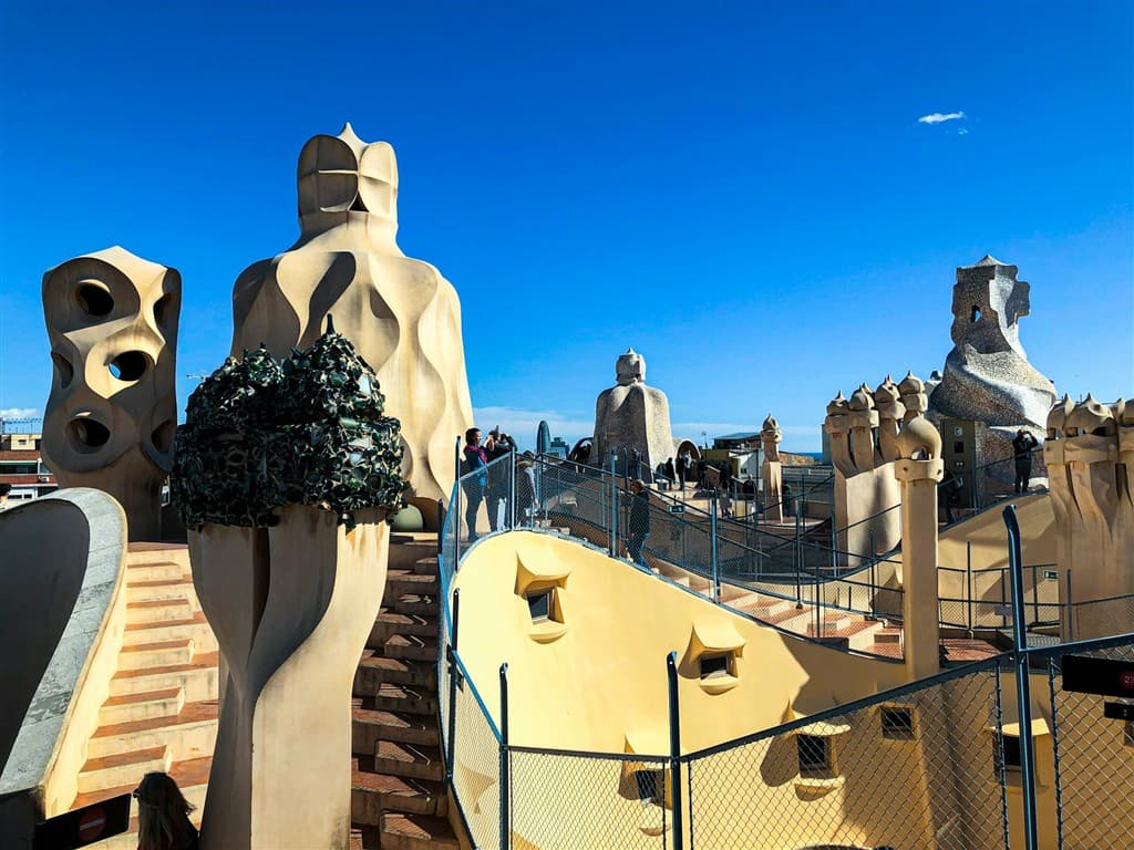 Doma Casa Milá v Barcelone a návštevníci.