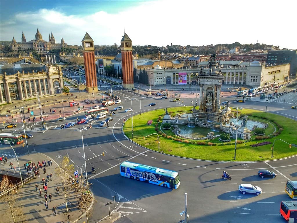 Španielske námestie v Barcelone s domami a vežami.