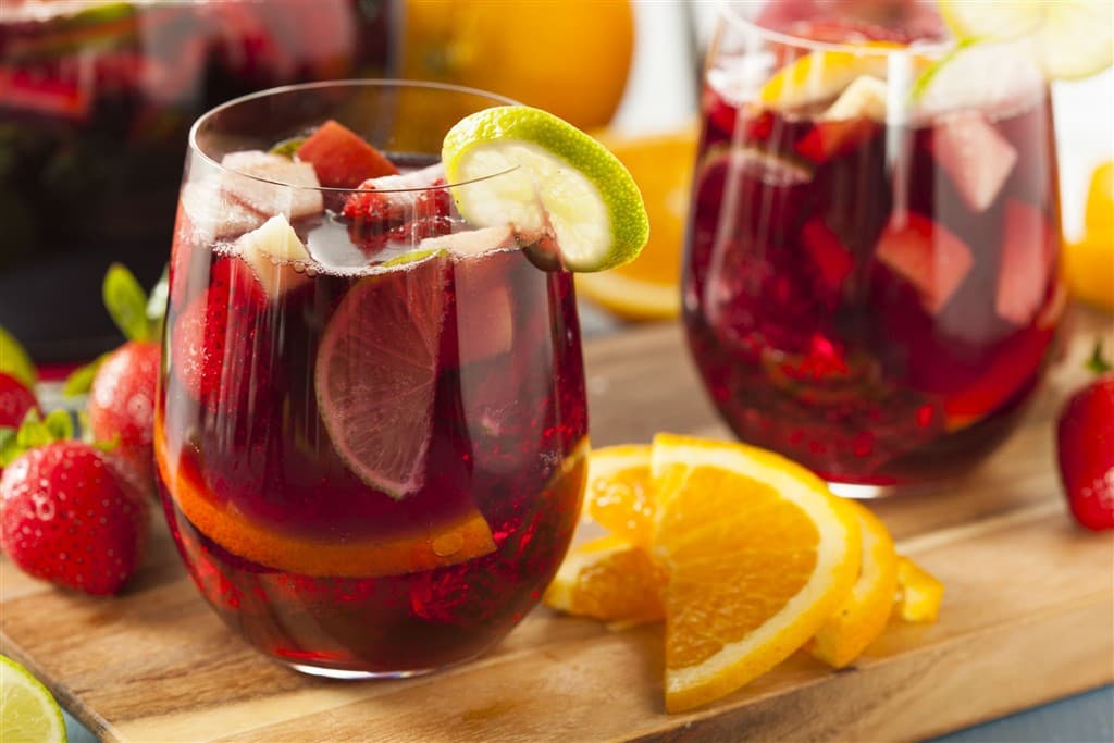 Sangria v pohároch s ovocím.