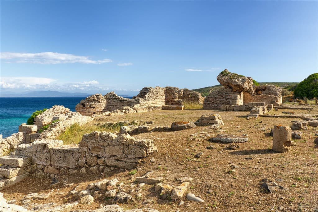 Antické ruiny Tharros pri pobreží na Sardínii.