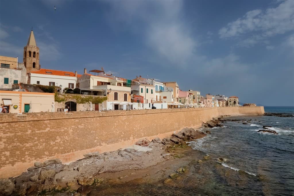 Sassari na Sardínii pri pobreží a domy.