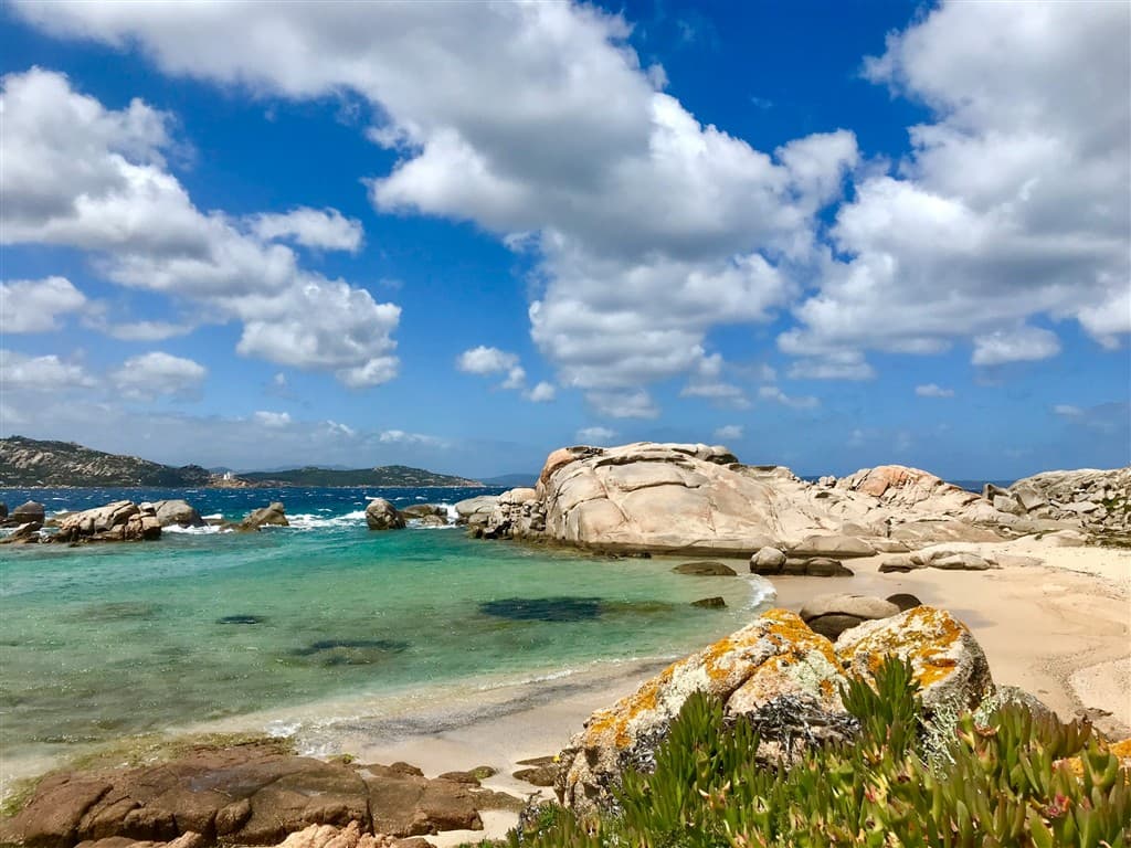 Krásna pláž a skaly na La Maddalena na Sardínii