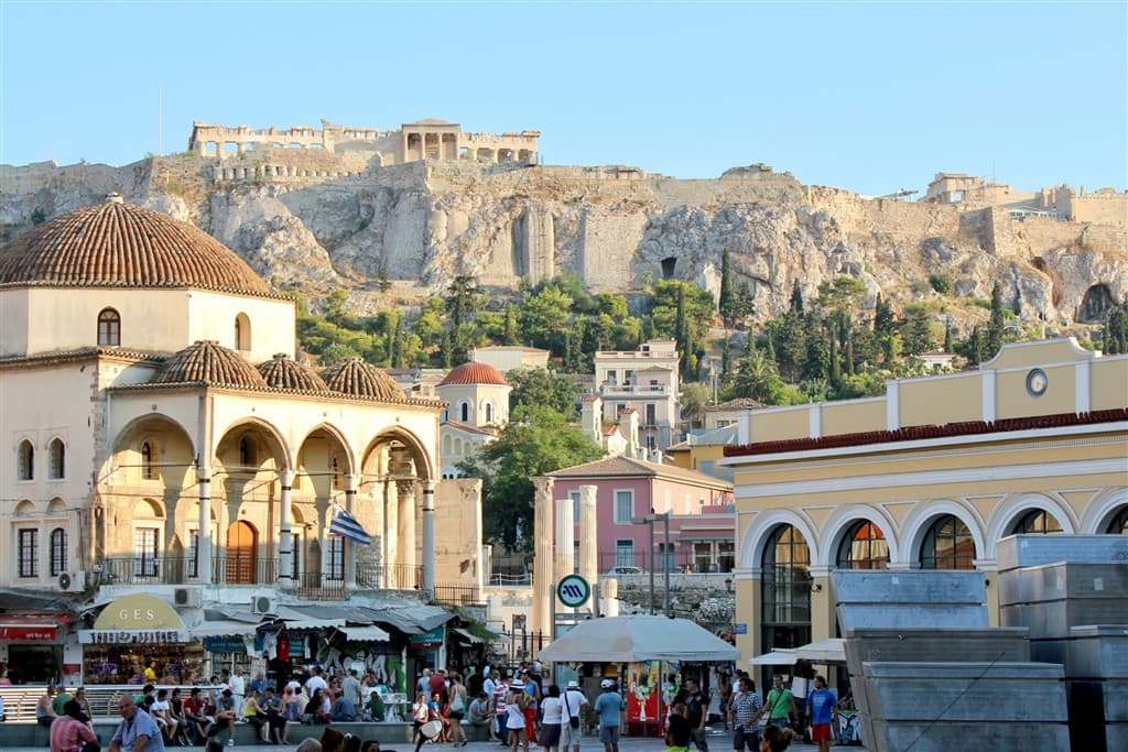 Monastiraki námestie pod akropolou v Aténach a ľudia.