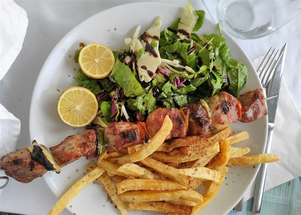 Grilované suvlaki, šalát a hranolky.