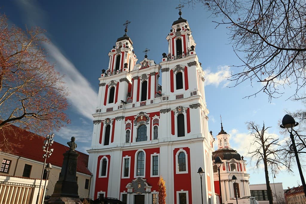 Katedrála sv. Kataríny vo Vilniuse počas dňa.